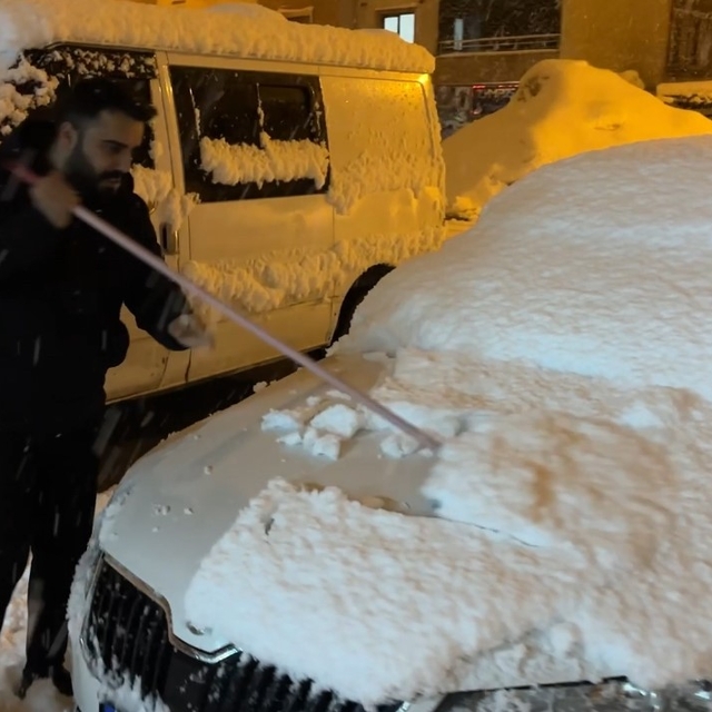 Yüksekova'da kar kalınlığı 15 santimetreye ulaştı