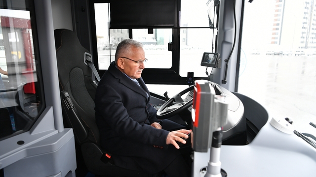 Başkan Büyükkılıç, çevreci ve yenilenebilir elektrikli otobüs ile bisikletleri inceledi