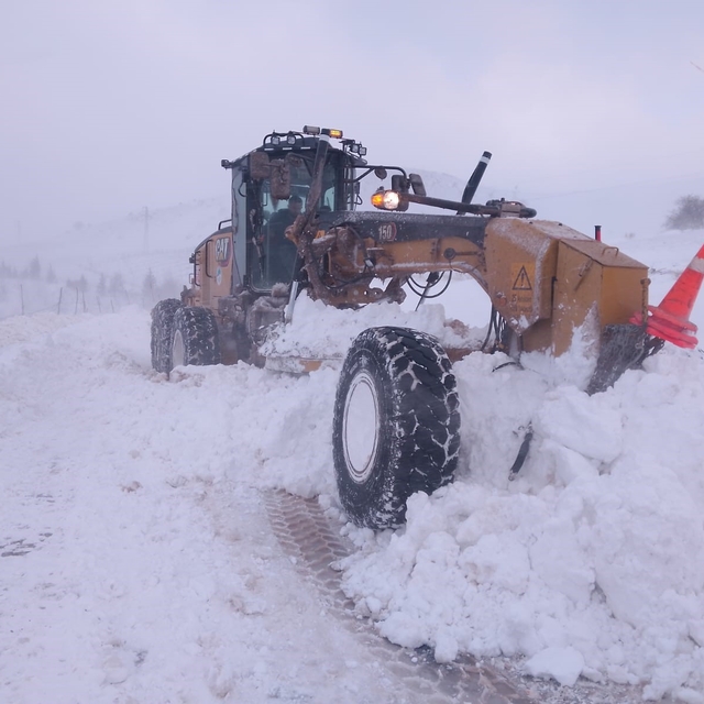 Büyükşehir kardan etkilenen 432 kilometrelik 54 mahalle yolunu ulaşıma açtı