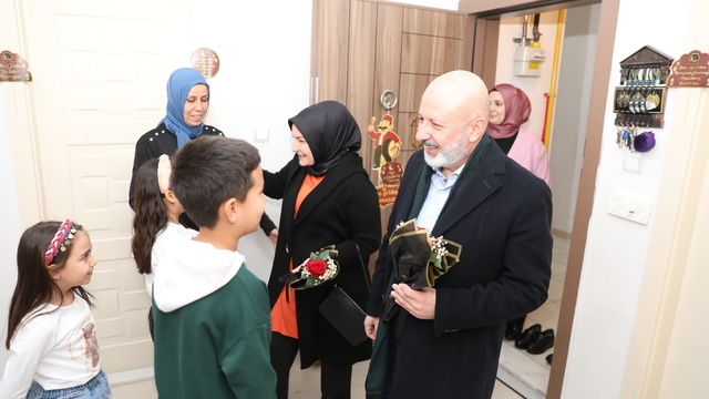 Başkan Çolakbayrakdar: "Büyük bir aile olmanın mutluluğunu iftar sofralarında yaşıyoruz"
Çolakbayrakdar çifti, Özsoy ailesinin iftar sofrasına misafir oldu