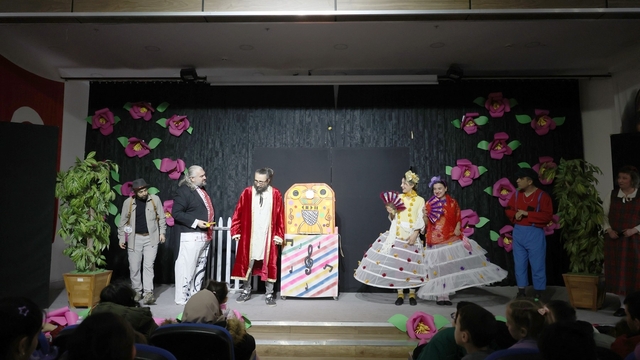 Aydın Büyükşehir Belediyesi'nden çocuklara tiyatro şöleni
'Müzisyenler Çetesi' Yenipazar'da çocuklarla buluştu