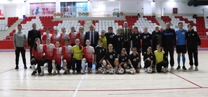 Kaymakam Öztürk, Yıldız Kızlar Futsal maçını takip etti
