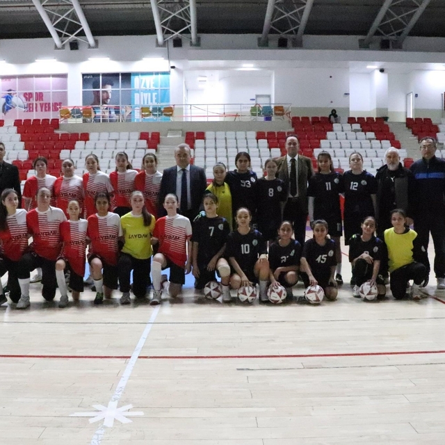 Kaymakam Öztürk, Yıldız Kızlar Futsal maçını takip etti