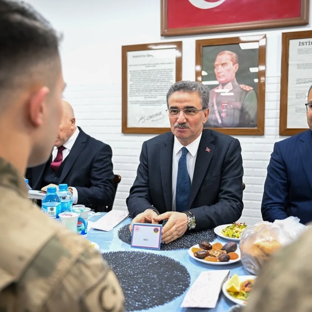 Mehmetçikle iftar yaptılar