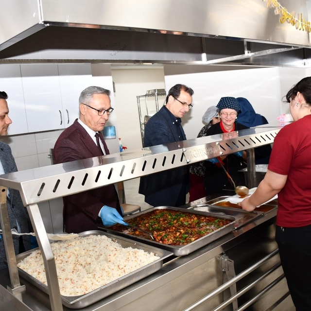 Salihli Kaymakamı Güldoğan, öğrencilerle iftar yaptı