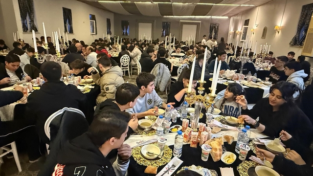 Lise öğrencileri ve öğretmenleri iftar sofrasında buluştu