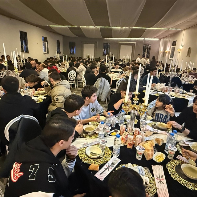 Lise öğrencileri ve öğretmenleri iftar sofrasında buluştu