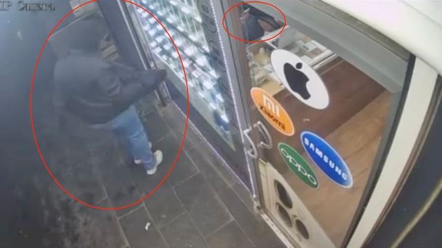 Montundan çıkardığı tabanca ile dükkana ateş açtı; saldırı kamerada