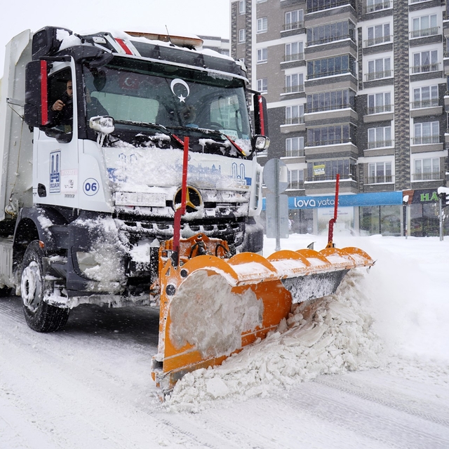 Büyükşehir'in kar timleri 7/24 sahada