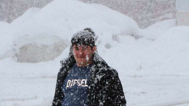 Karlıova'da kar yağışı ve tipi; 35 köy yolu kapandı
