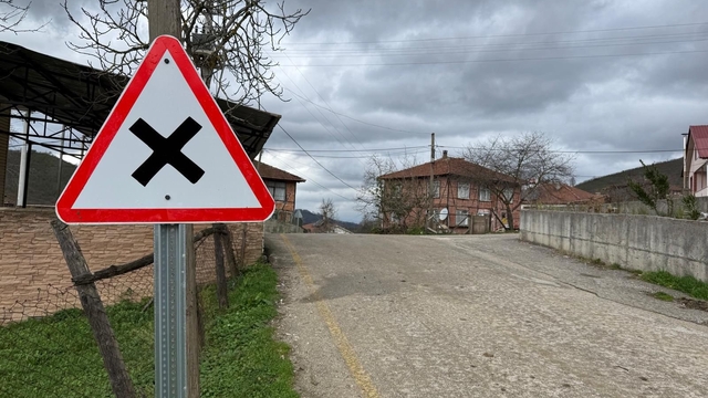 Köy yollarında tabela çalışmaları sürüyor