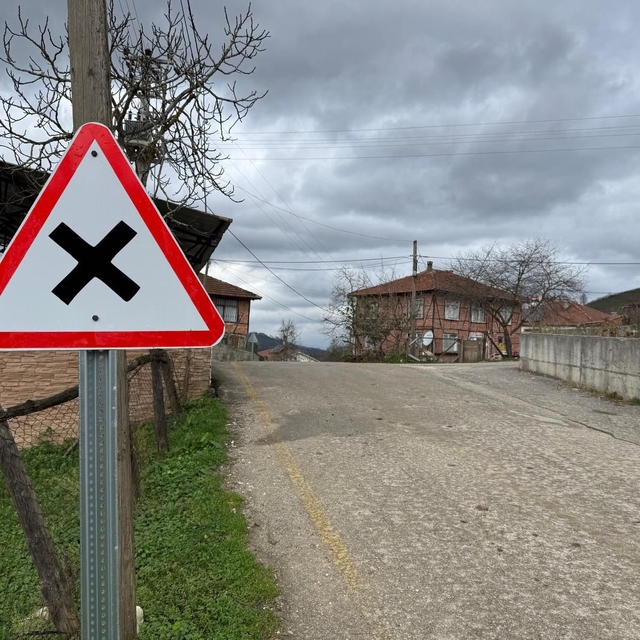 Köy yollarında tabela çalışmaları sürüyor