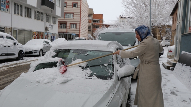 Oltu'da kar yağışı  etkili oldu