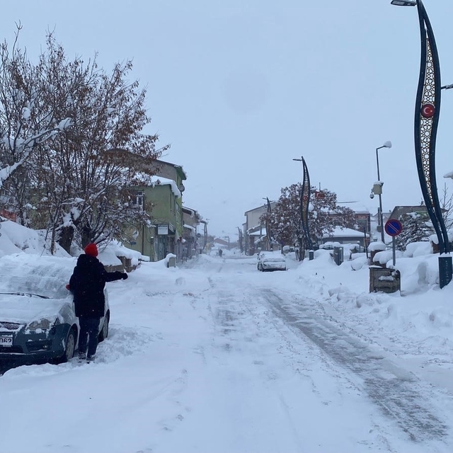 Karlıova'da kar ve tipi hayatı olumsuz etkiledi