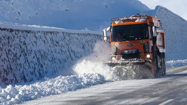 Van'da 390 yerleşim yerinin yolu kardan kapandı
3 bin rakımlı Karabet Geçidi'nde kar kalınlığı 293 santime ulaştı