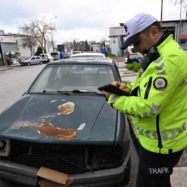 Manisa'da sahipsiz ve hurda araçlar kaldırılıyor