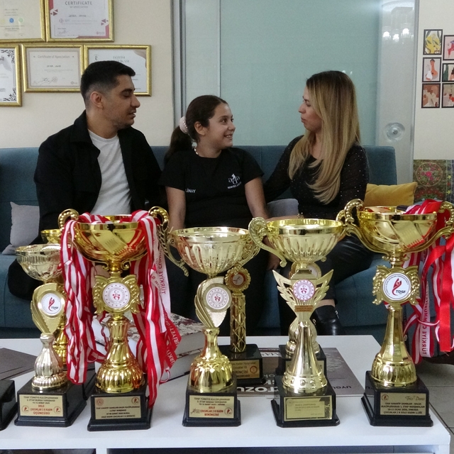 Salsa'nın minik yıldızı: 10 yaşa kupa ve madalyalar doldurdu
5 yaşında başl...