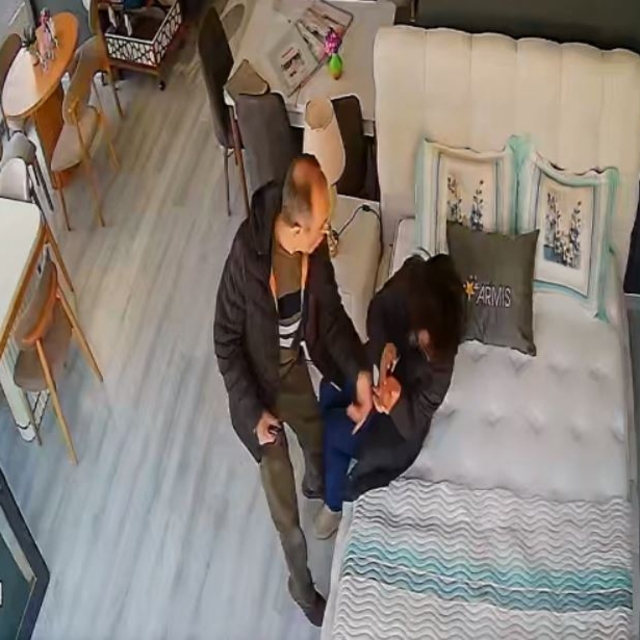 Öğretmenin eşini iş yerinde darbettiği anlar kamerada