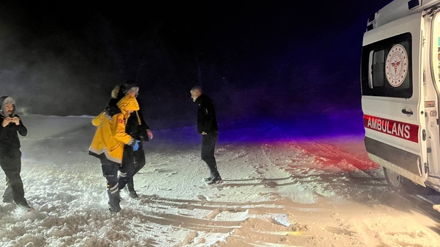 Vardiya değişimi sonrası tipide mahsur kalan işçiler, 7 saatte kurtarıldı