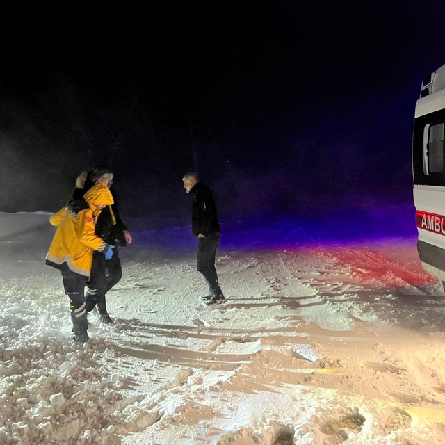 Vardiya değişimi sonrası tipide mahsur kalan işçiler, 7 saatte kurtarıldı