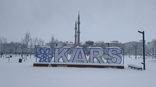 Kars'ta kar etkili oldu, kent beyaza büründü