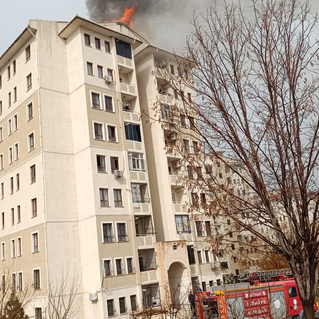 Batman'da 9 katlı binada yangın; 21 kişi dumandan etkilendi