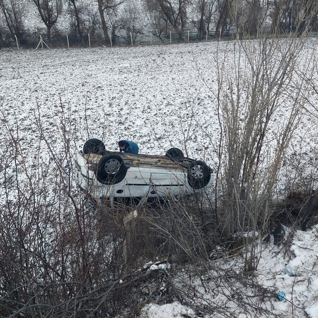Yozgat'ta direksiyon hakimiyeti kaybedilen araç takla attı