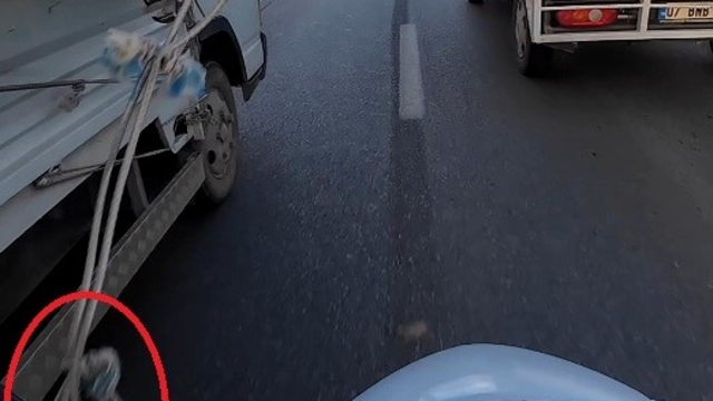 Kamyonetten sarkan ipe dolanan motosikletli ölümle burun buruna geldi
Yola savrulan motosikletin sürücüsü, kamyonetin arka tekeri altında kalmaktan son anda kurtuldu