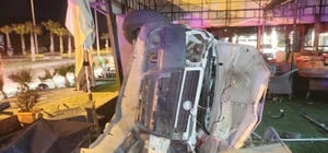 Hafif ticari araç, mağazaya girdi; 2 yaralı