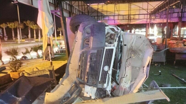 Hafif ticari araç, mağazaya girdi; 2 yaralı