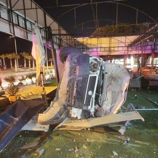 Hafif ticari araç, mağazaya girdi; 2 yaralı