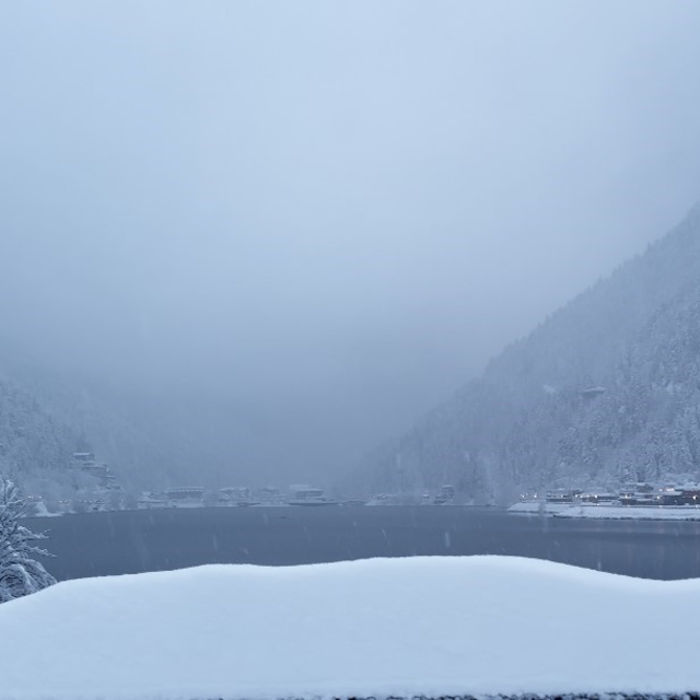 Uzungöl beyaza büründü: Kar kalınlığı 1 metreyi aştı