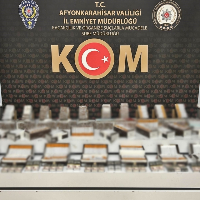 Polisten işyeri ve depoya kaçak makaron baskını