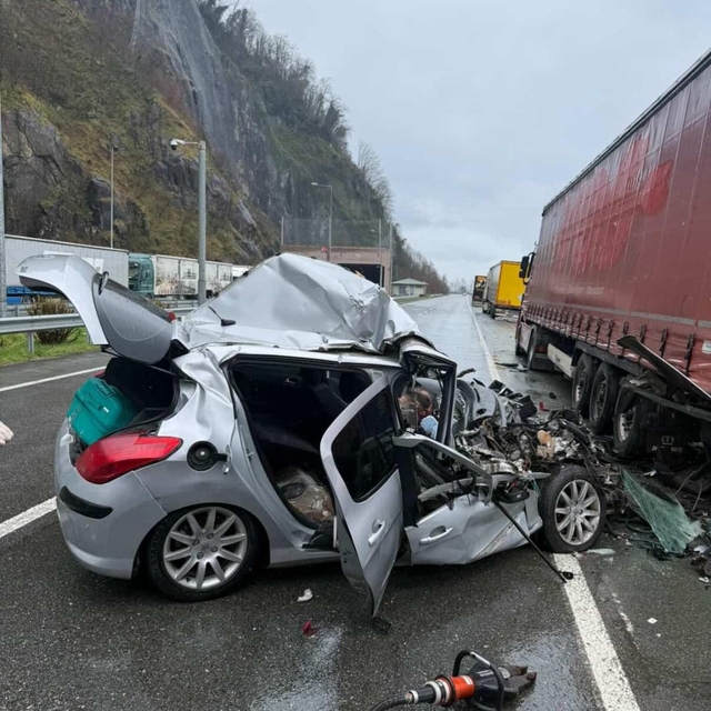 Artvin'de otomobil, TIR'a çarptı; 2 ölü, 1 yaralı