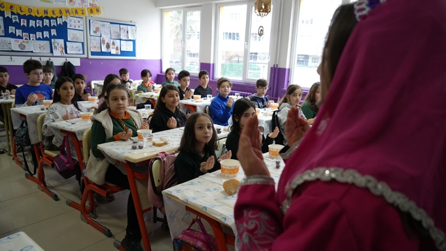 Minik öğrenciler ilk kez "tekne orucu" tutmanın sevincini yaşadı