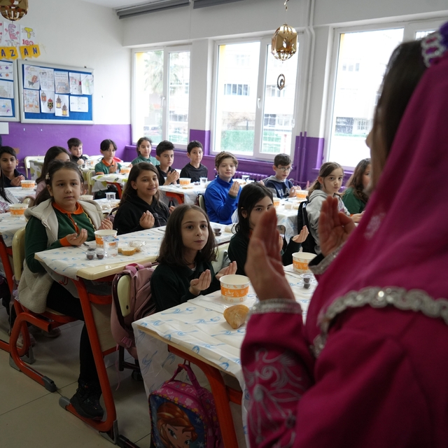 Minik öğrenciler ilk kez "tekne orucu" tutmanın sevincini yaşadı