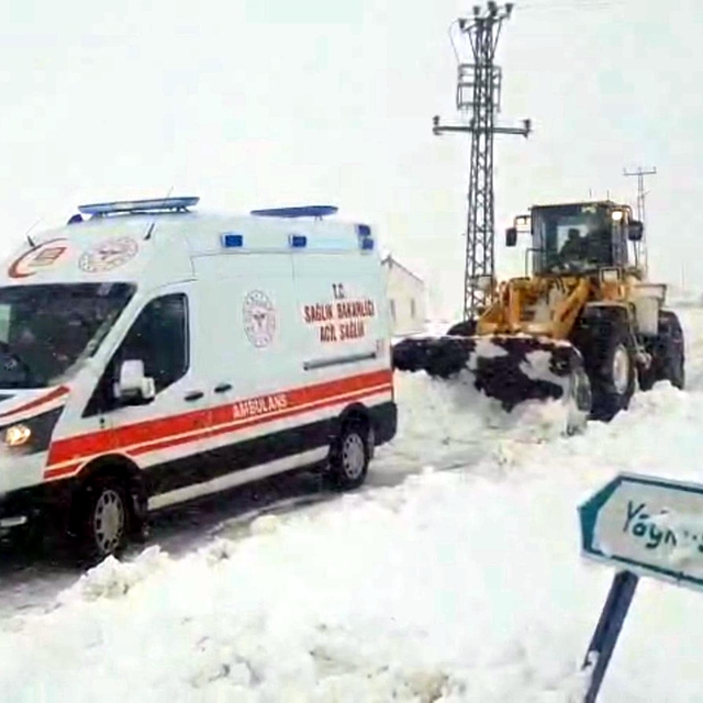 Kars'ta seferber olan ekipler, yolu kapanan köylerdeki vakalara koştu