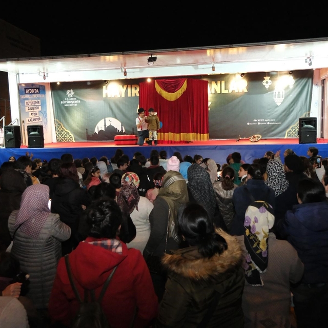 Buharkent'te vatandaşlar Büyükşehir Belediyesi'nin Ramazan etkinlikleri ile...