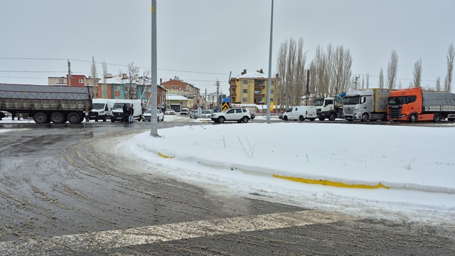 GÜNCELLEME - Kar ve tipi nedeniyle kapanan Sivas-Malatya kara yolu ulaşıma açıldı