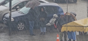 Zonguldak'ta sağanak yağış sürprizi: Hazırlıksız yakalananlar saçak altlarına sığındı
