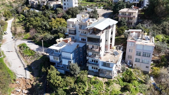Alanya'da 3 bina tedbir amaçlı tahliye edildi
Heyelan bölgesi ilan edilen sokak dron ile görüntülendi