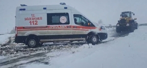 Kars'ta ambulanslara kar geçit vermedi Vakaya giderken mahsur kalan ambulansların imdadına özel idare yetişti