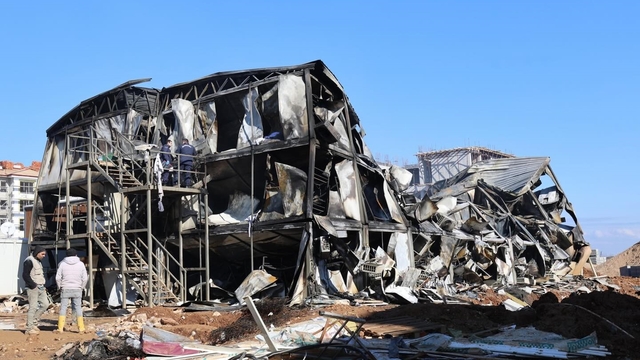 Başkan Şimşek'ten yangın çıkan TOKİ şantiyesinde inceleme