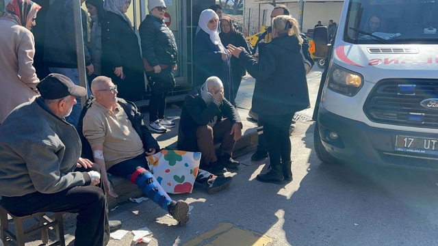 Şoförünün ani fren yaptığı otobüs, yayaya çarptı; toplam 8 yaralı