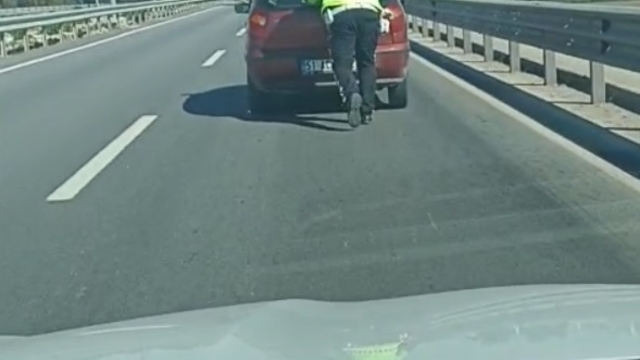 Yolda kalan sürücünün imdadına trafik polisi yetişti