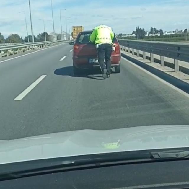 Yolda kalan sürücünün imdadına trafik polisi yetişti