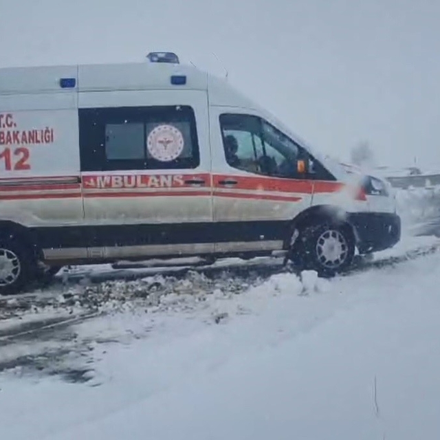 Kars'ta ambulanslara kar geçit vermedi
Vakaya giderken mahsur kalan ambulan...