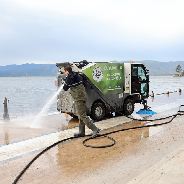 Köyceğiz gölünde sular çekildi, temizlik başladı