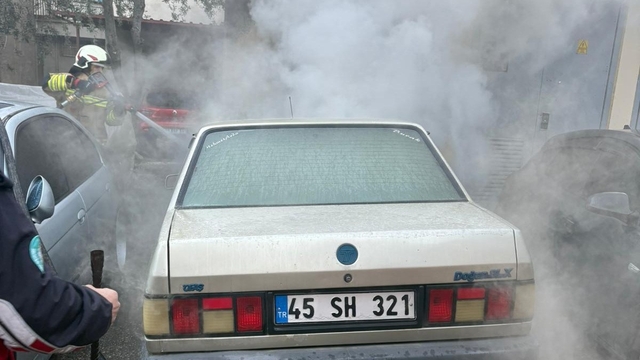 Salihli'de yangın paniği: Park halindeki 2 otomobil yandı