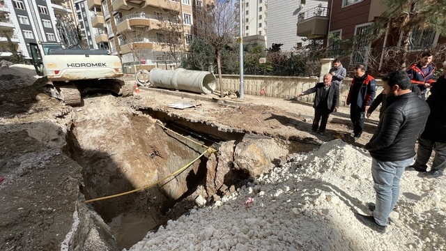Şanlıurfa'da kanalizasyon çalışması sırasında göçük altında kalan 2 işçi yaralandı